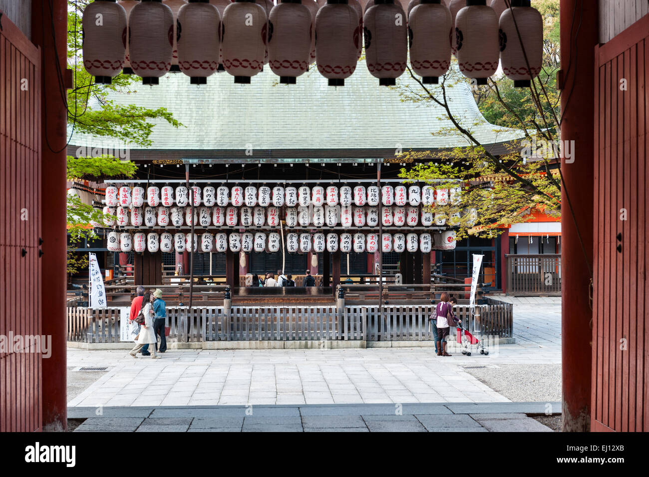 Distrito Gion, Kioto, Japón. El Yasaka Shrine, un Templo sintoísta. Foto de stock