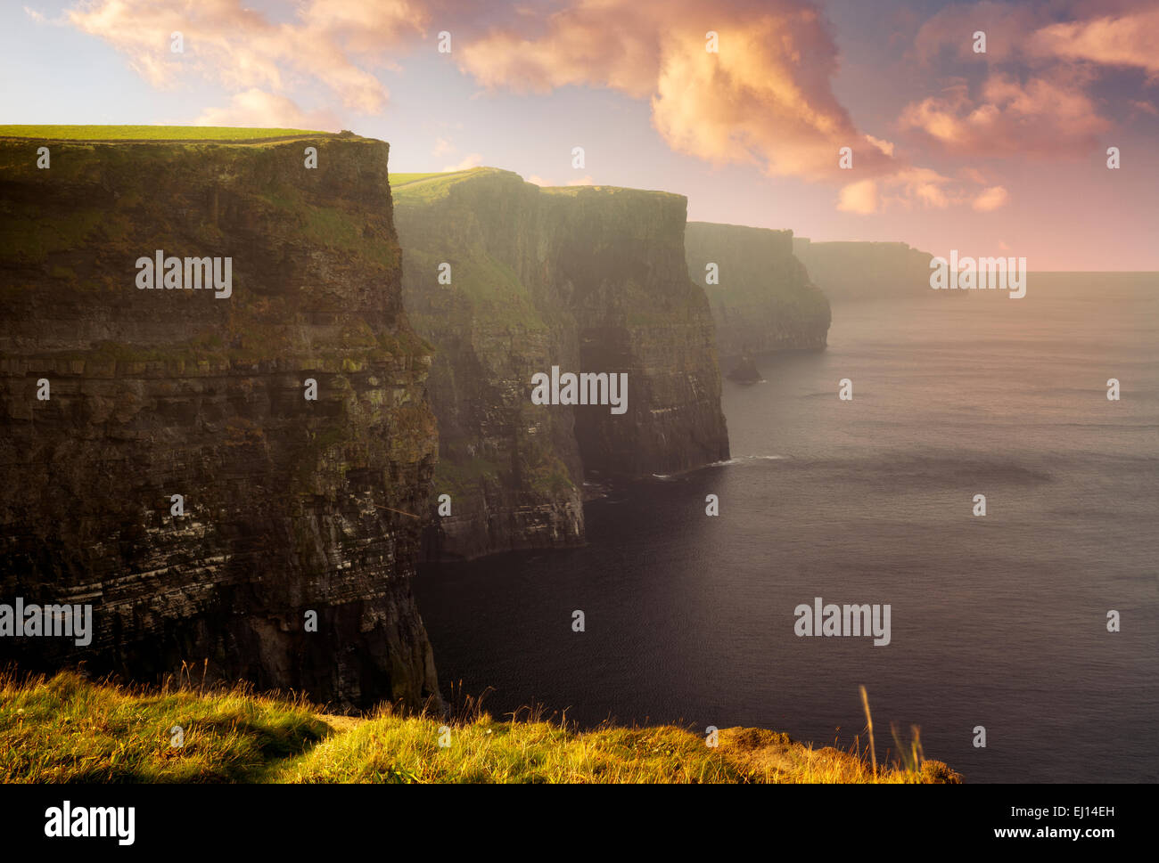 Los Acantilados de Moher en el amanecer. Irlanda Foto de stock
