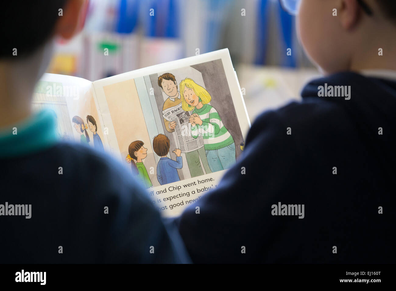 Los niños de la escuela primaria del Reino Unido aprendiendo a leer en un aula en el REINO UNIDO Foto de stock