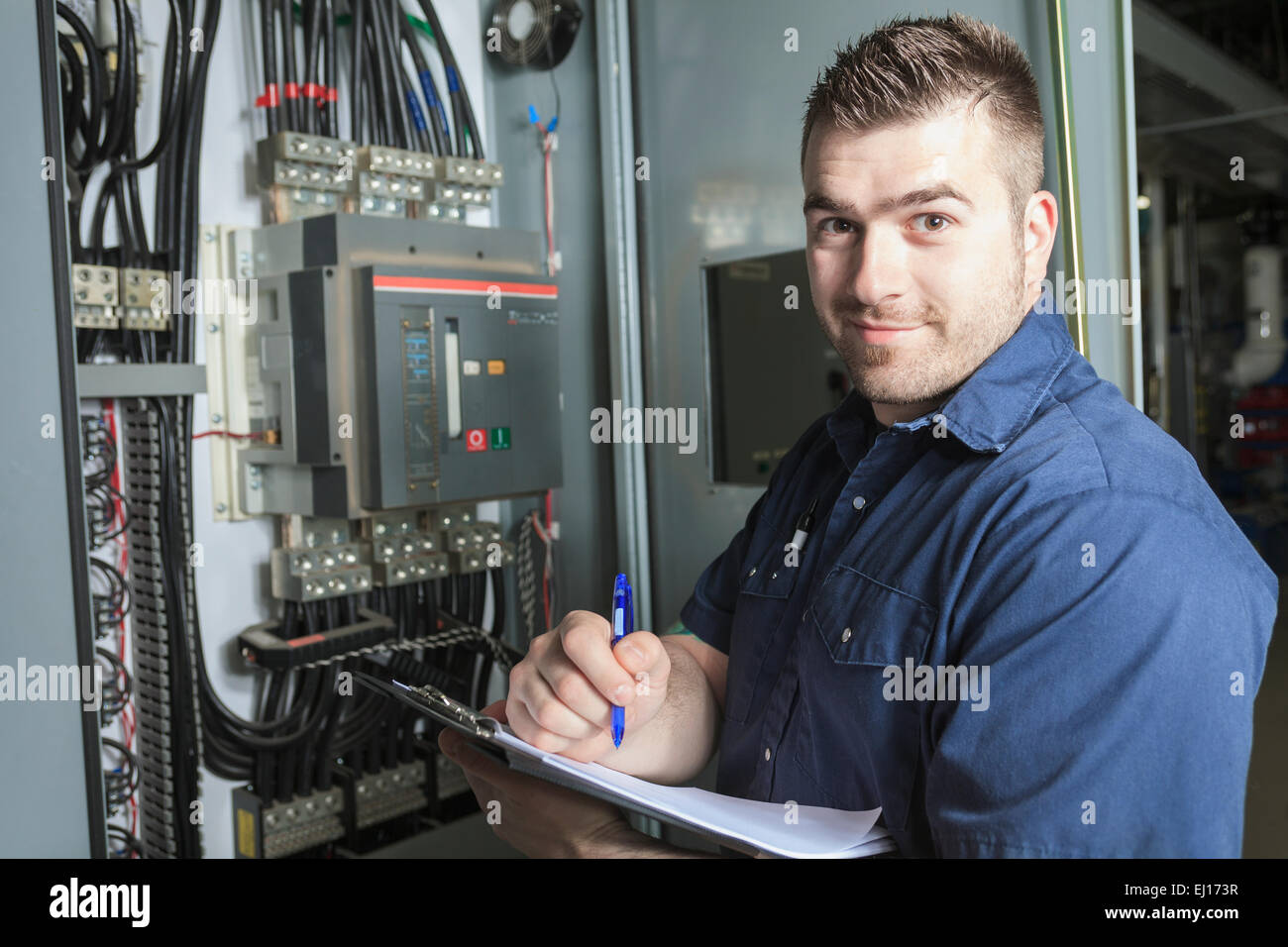 Prueba de un electricista electric smart panel de fusibles, usando un  multímetro tester Fotografía de stock - Alamy