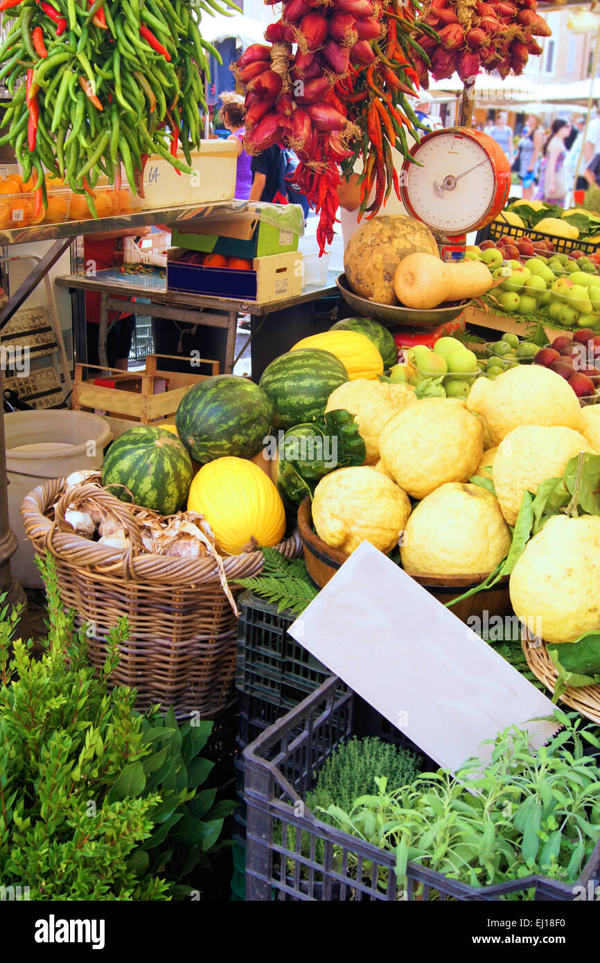 Hortalizas para la venta en un mercado italiano al aire libre Foto de stock