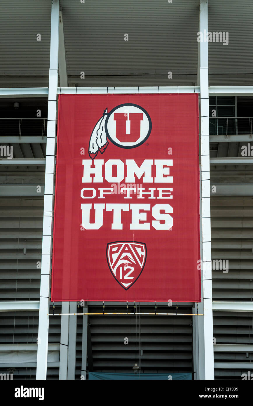 Un banner para la Universidad de Utah, el equipo de fútbol de Ute y el PAC 12, cuelga del estadio Rice-Eccles Foto de stock