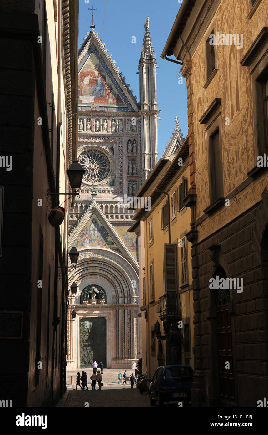 La gente camina en frente de la catedral (Duomo di Orvieto Orvieto) en Orvieto, Umbría, Italia. Foto de stock