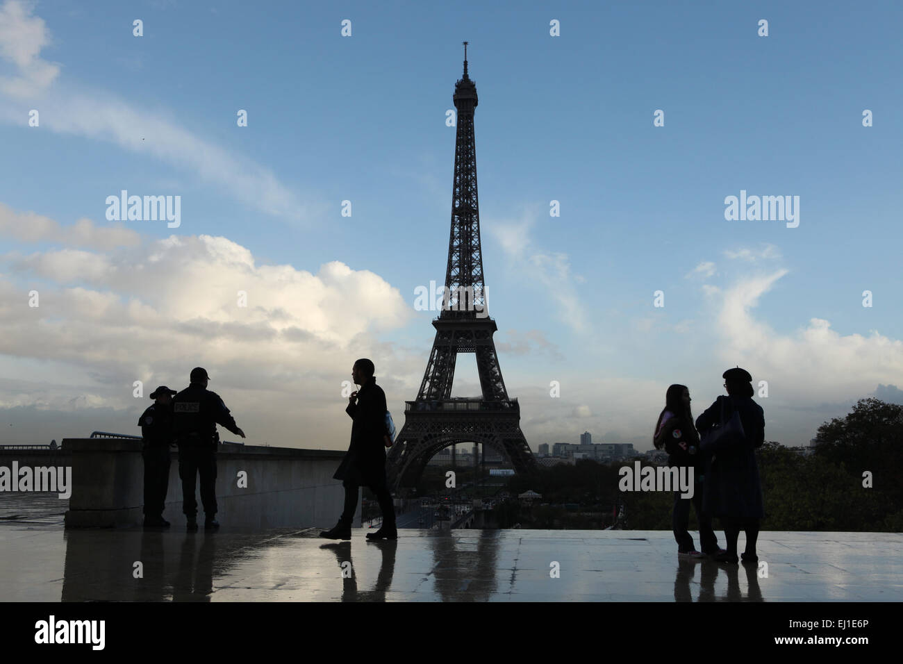 Torre Eiffel vista desde el Palais de Chaillot de París, Francia. Foto de stock