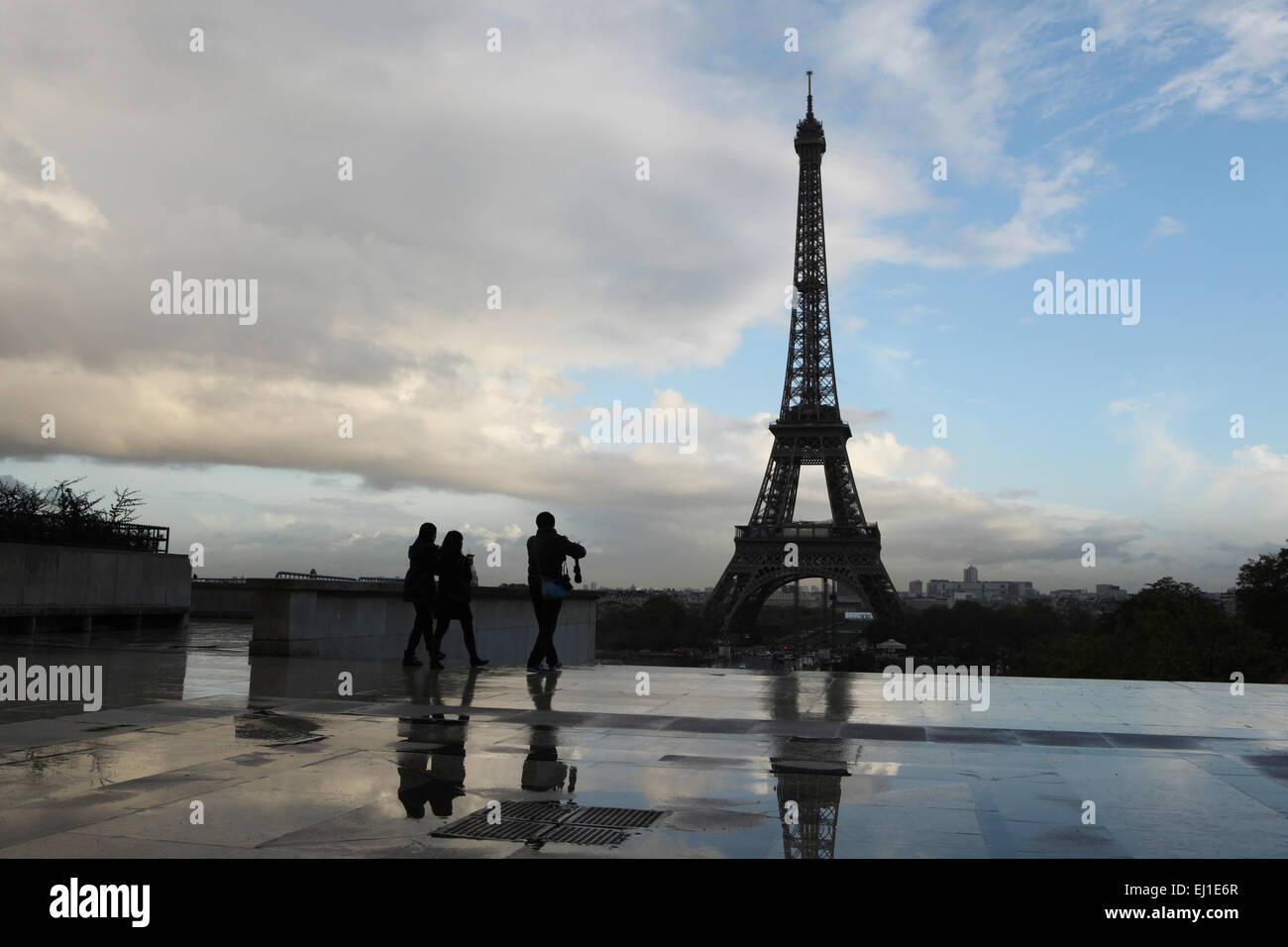 Torre Eiffel vista desde el Palais de Chaillot de París, Francia. Foto de stock