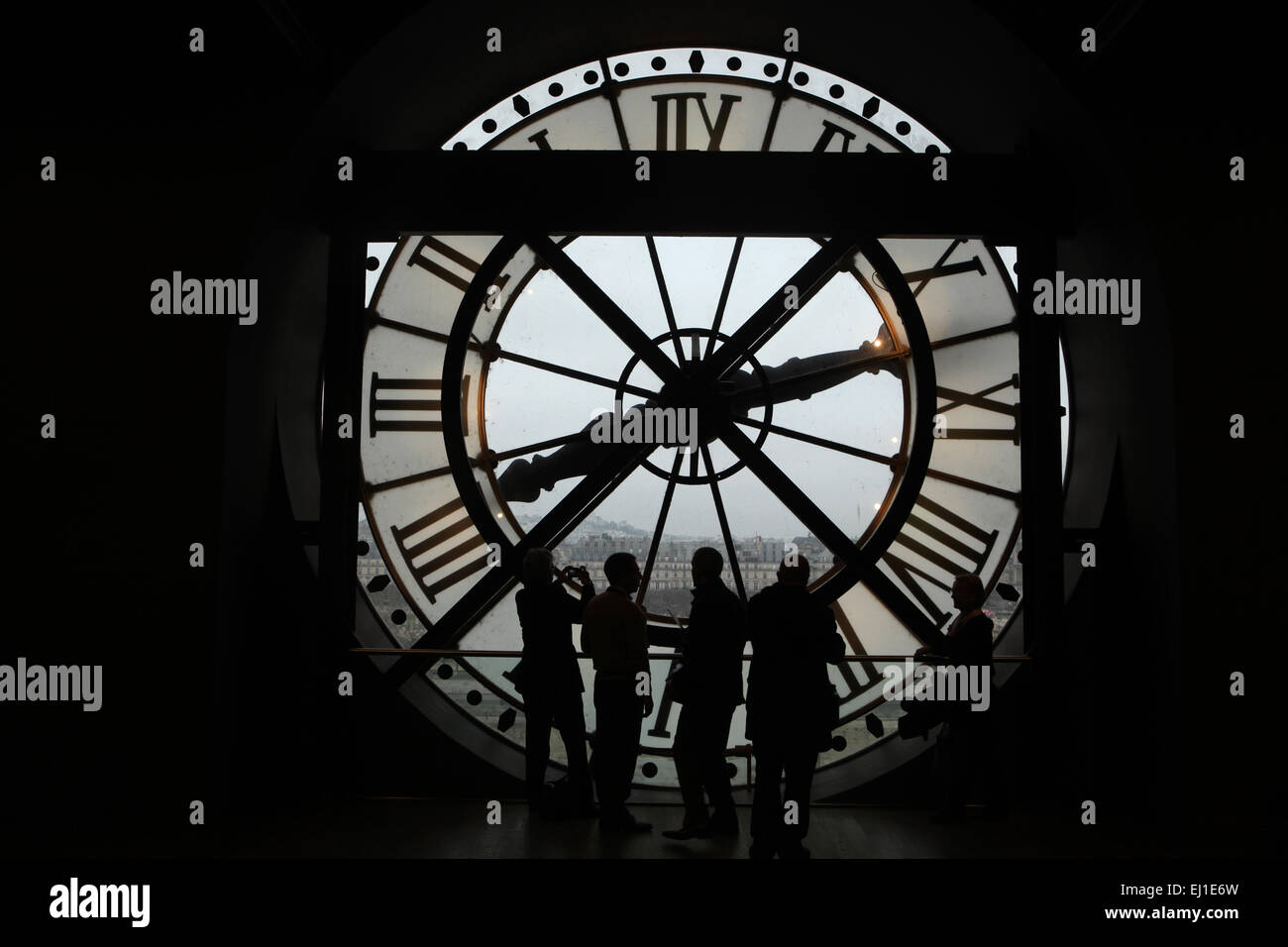 Los visitantes asomarse pensaron que el vidrio de reloj en el Musee d'Orsay en París, Francia. Foto de stock