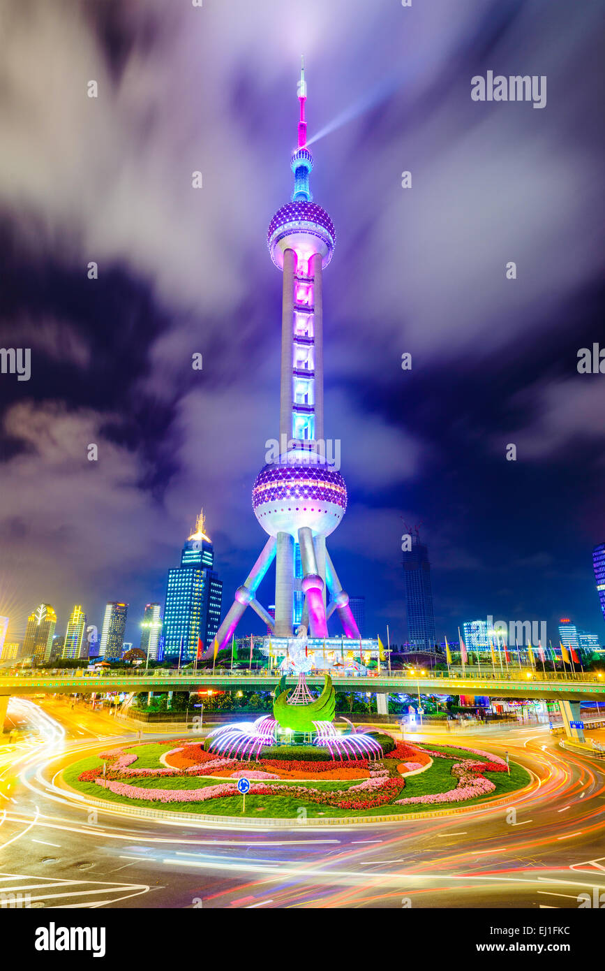El hito de la Oriental Pearl Tower de noche en el distrito financiero de Lujiazui de Shanghai, China. Foto de stock
