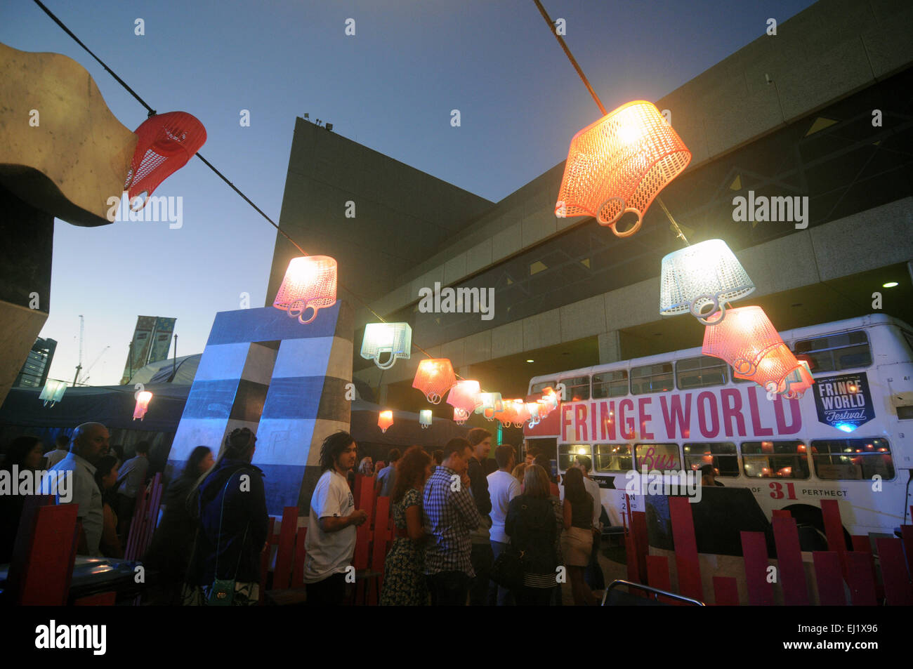Cola de gente por boletos en el Fringe Festival 2015, Perth, Australia Occidental. No, señor o PR Foto de stock