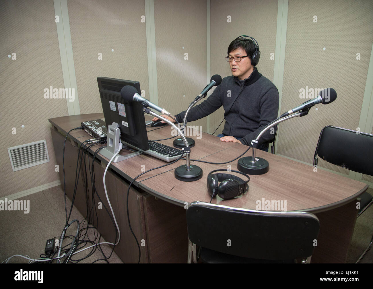 Unificación Media Group, Mar 20, 2015 : Manager Kim Seong-joong se prepara  para grabar la radiodifusión en un estudio de radio de la unificación Media  Group (UMG) en Seúl, Corea del Sur.