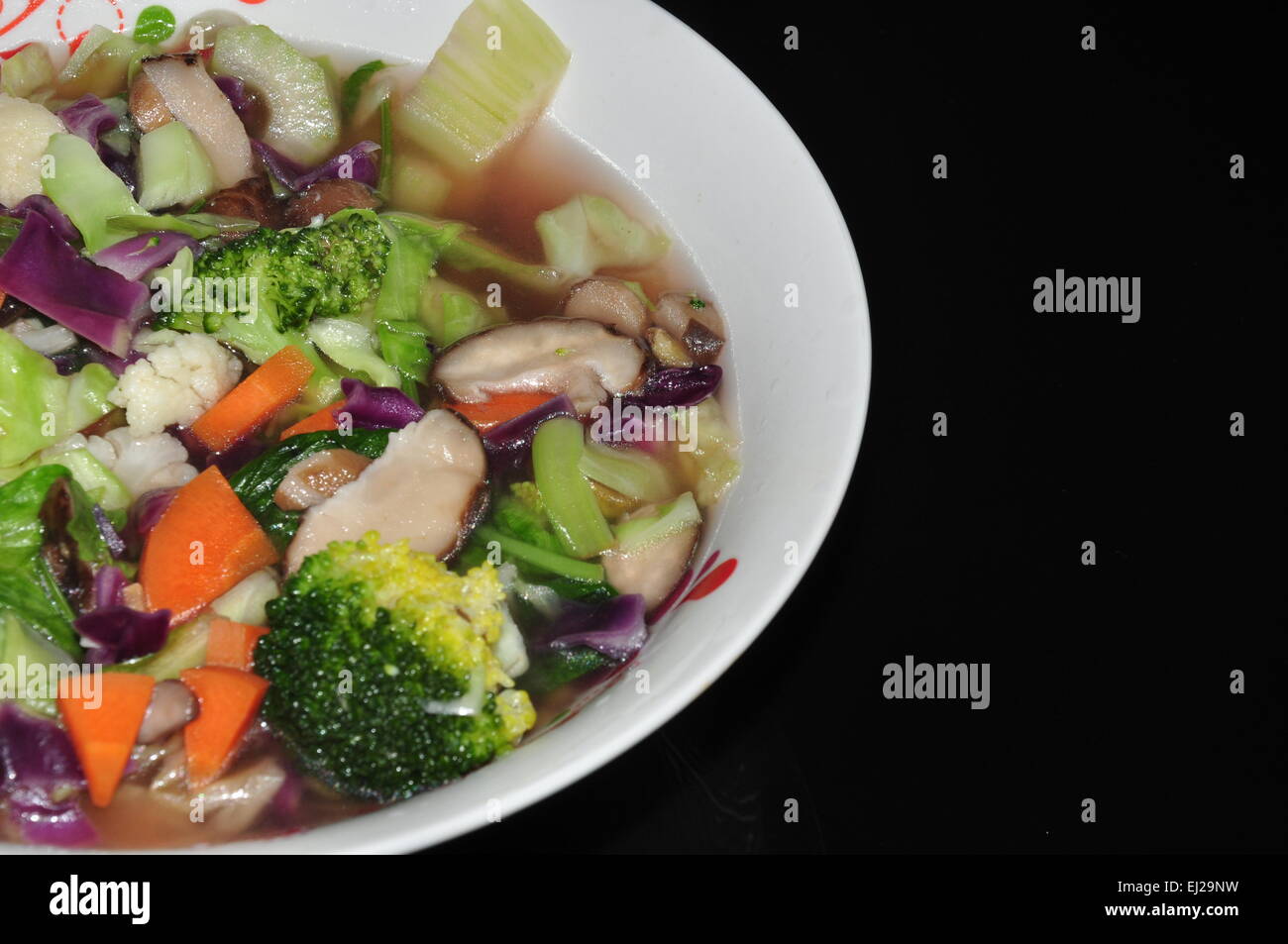 Deliciosa sopa de verduras caliente con varios colores Foto de stock