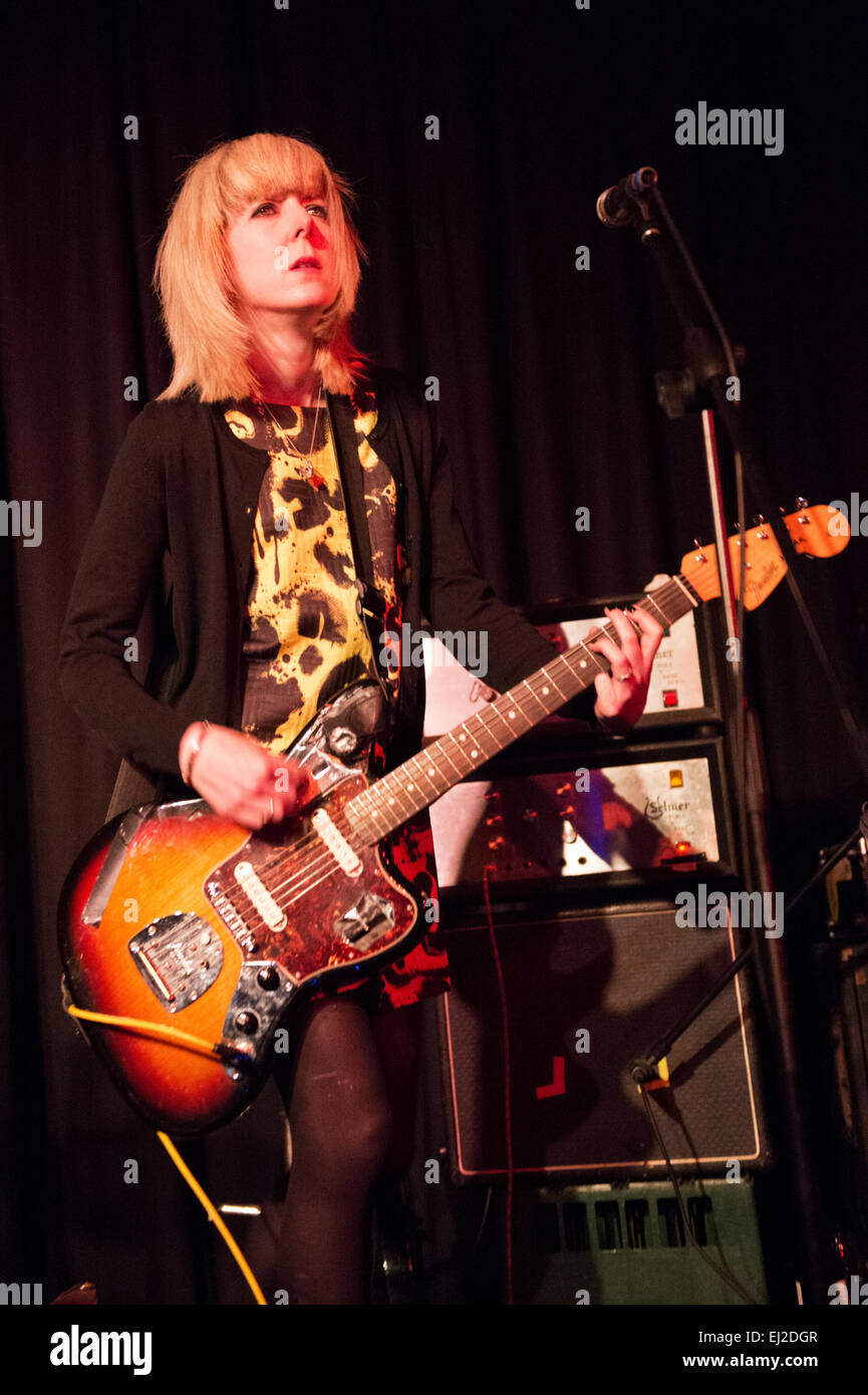 Preston, Lancashire, Reino Unido. El 19 de marzo, 2015. Banda de rock indie La Encantadora huevos en un concierto en el Continental, Preston. Holly Ross. Foto de stock