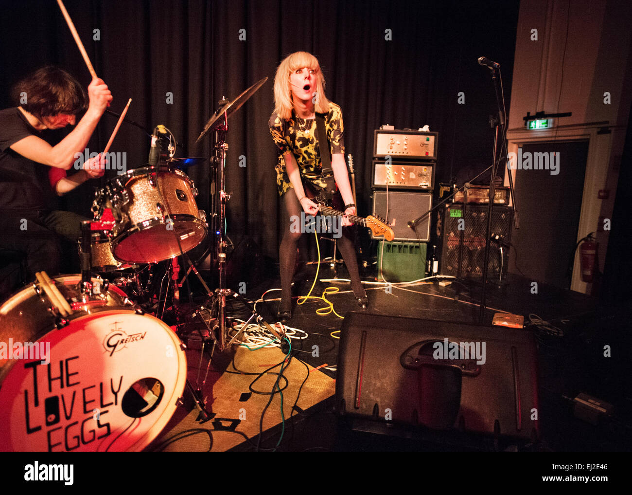 Preston, Lancashire, Reino Unido. El 19 de marzo, 2015. Banda de rock indie La Encantadora huevos en un concierto en el Continental, Preston. Holly Ross y David Blackwell. Foto de stock