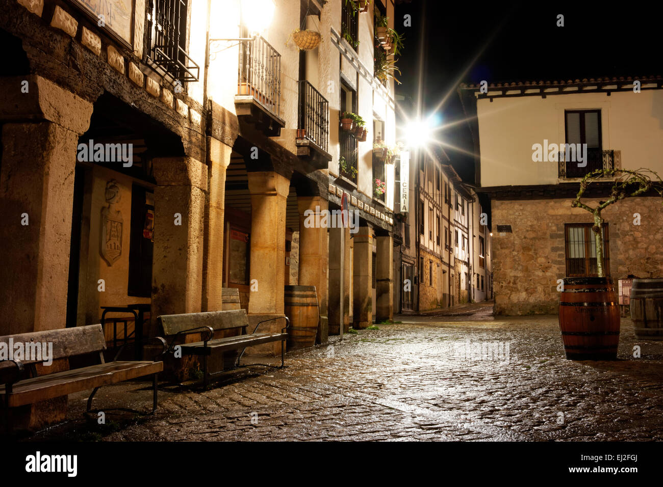 La localidad de Covarrubias, Burgos, España Foto de stock