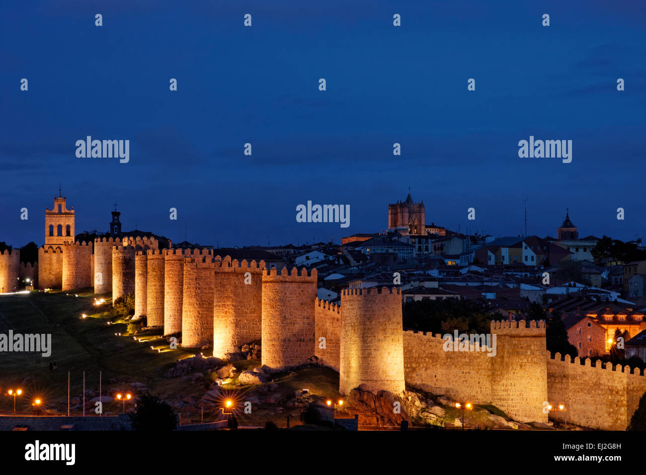 La ciudad de Ávila, España, al anochecer Foto de stock