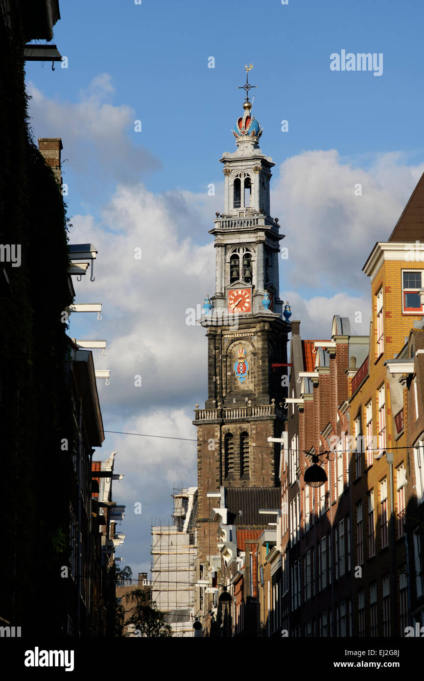 Vista de Westerkerk desde el barrio Jordaan de Amsterdam, Holanda. Foto de stock