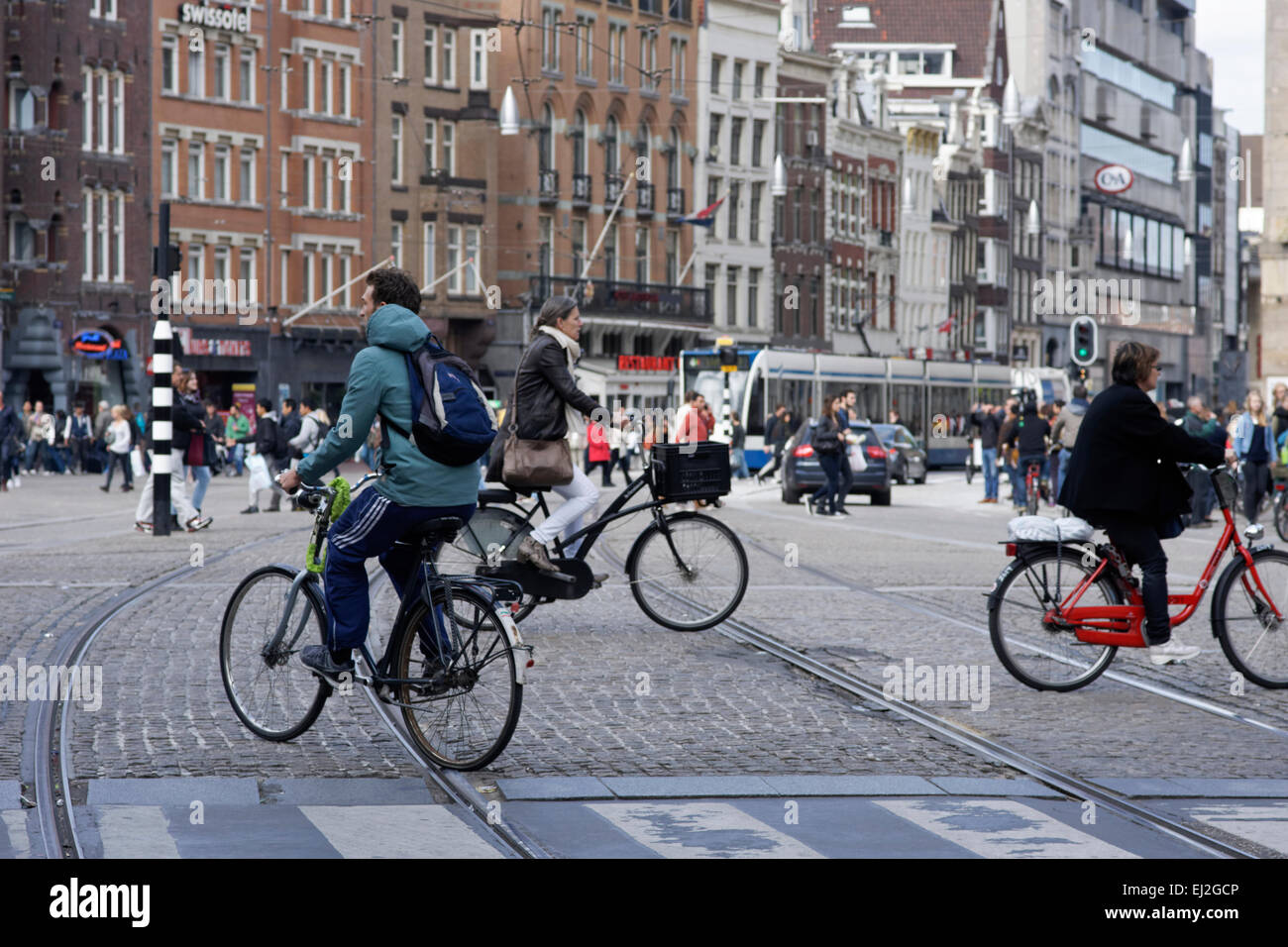 Los ciclistas en la Plaza Dam, Amsterdam, Holanda. Foto de stock