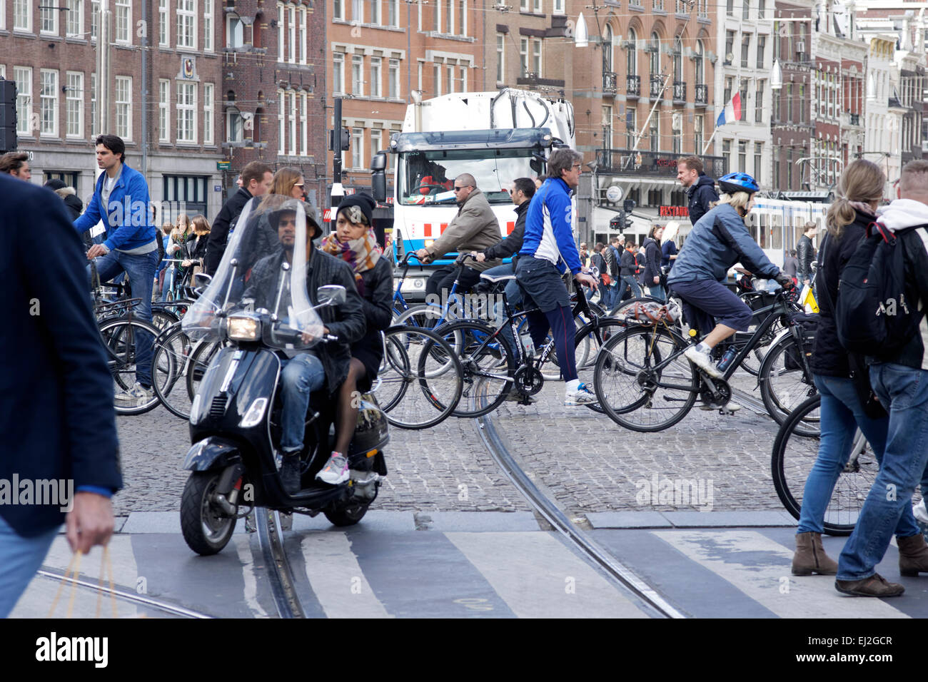 El tráfico en la Plaza Dam, Amsterdam, Holanda. Foto de stock