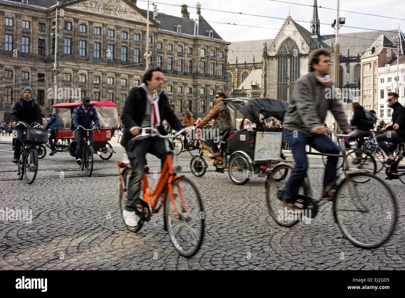 El tráfico en la Plaza Dam, Amsterdam, Holanda. Foto de stock