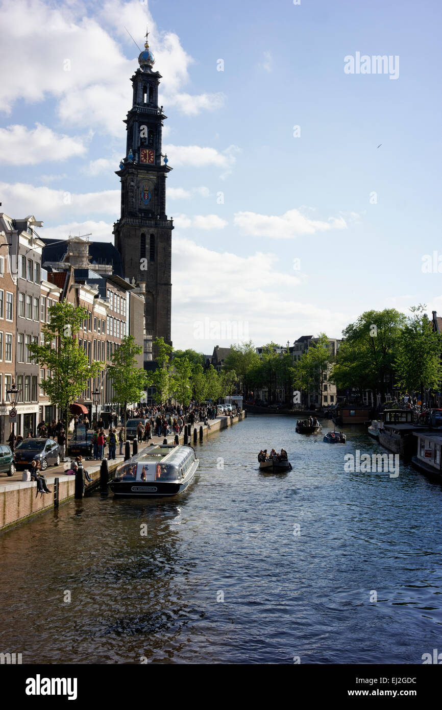 La iglesia Westerkerk y canal en Amsterdam, Holanda. Foto de stock