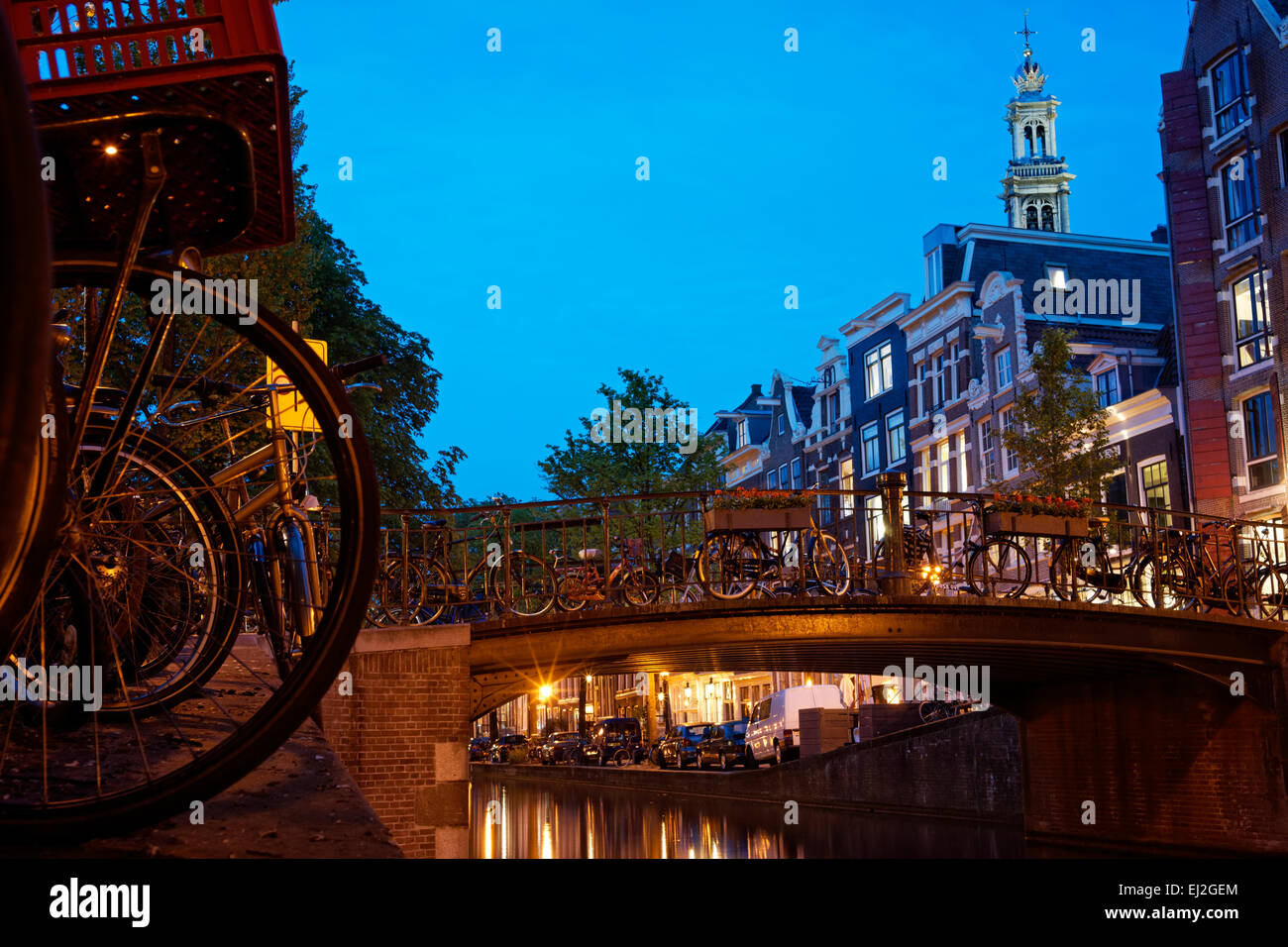 Canal al atardecer en Amsterdam, Holanda. Foto de stock