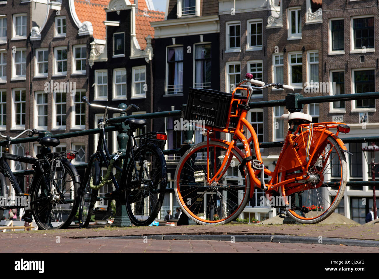 Bicicleta y edificios en Amsterdam, Holanda. Foto de stock