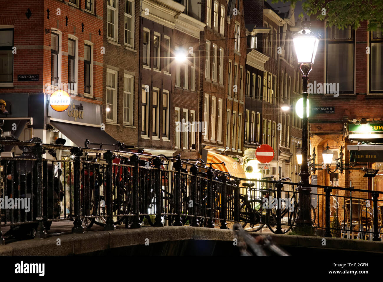 Calle escena nocturna en Amsterdam, Holanda. Foto de stock