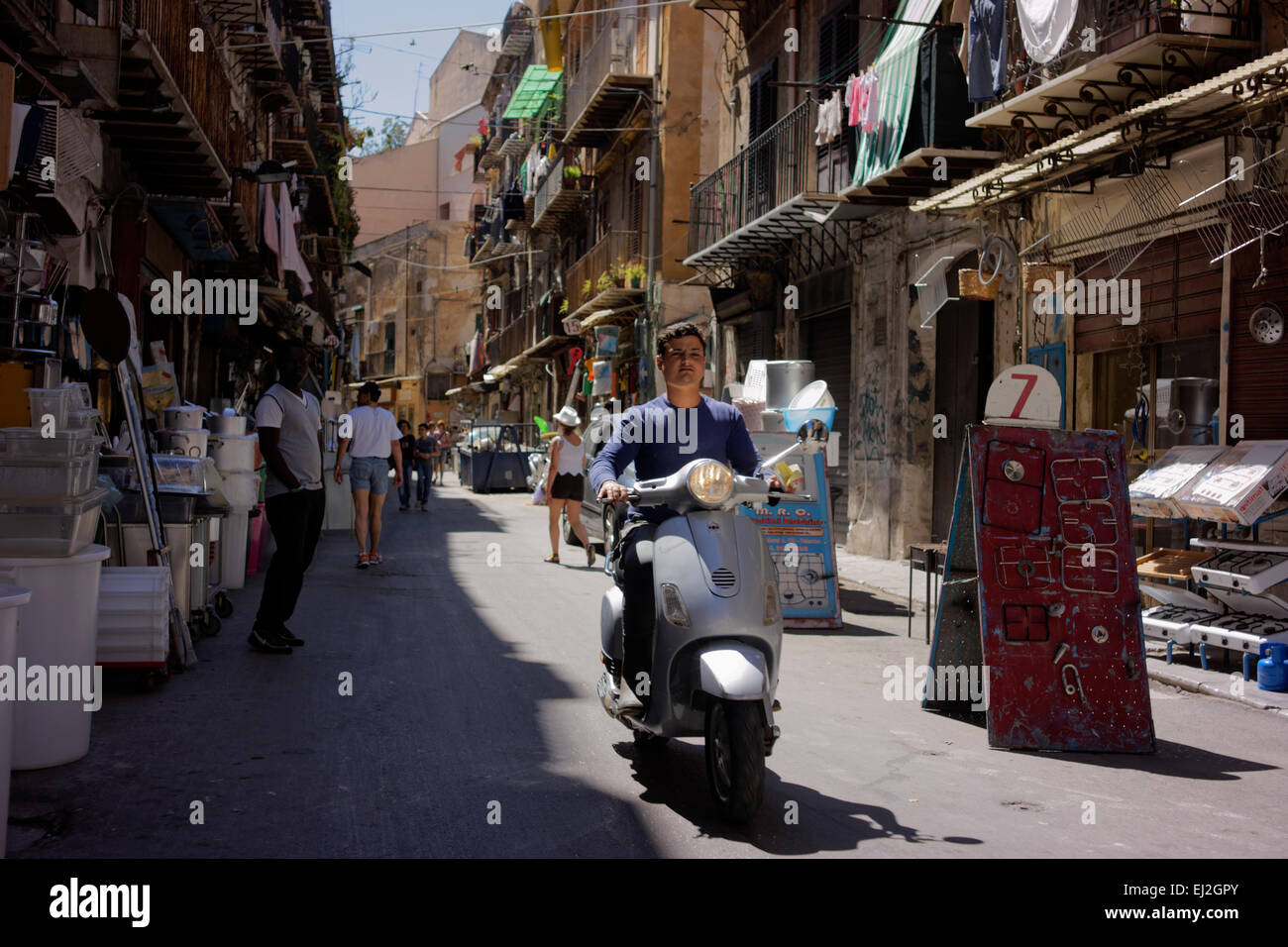 Escena callejera en Palermo, Sicilia. Foto de stock