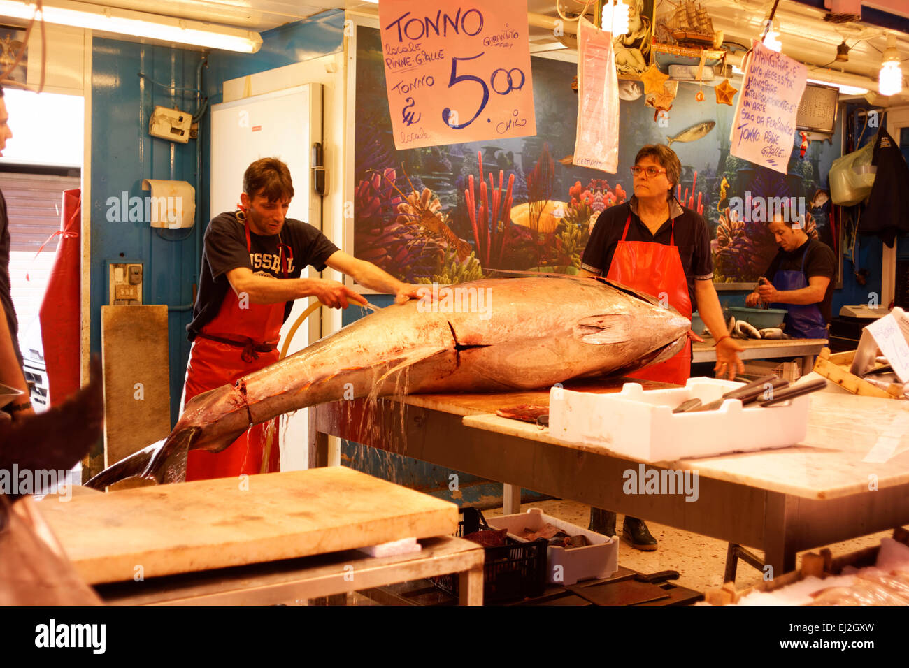 Mercado Ballaro en Palermo, Sicilia. El atún se cortan en venta Foto de stock
