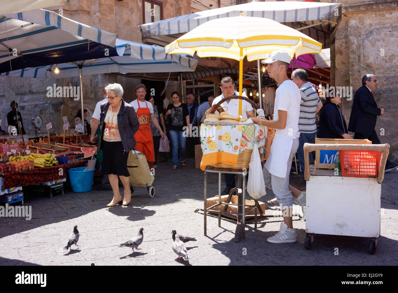 Palermo, Sicilia. Capo mercado. Hombre vendiendo frittola sándwiches. Foto de stock