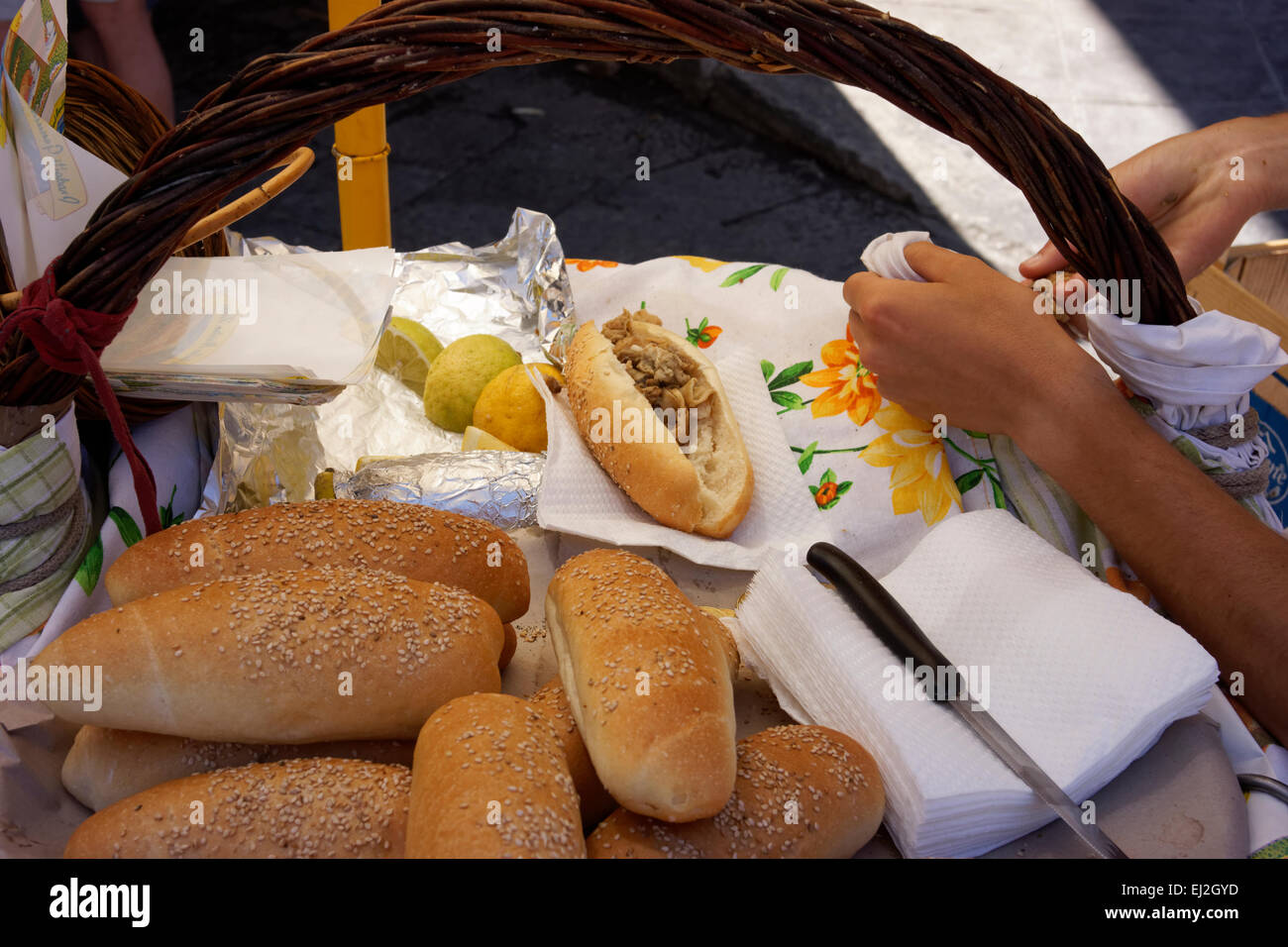 Palermo, Sicilia. Capo mercado. Hombre vendiendo frittola sándwiches. Foto de stock