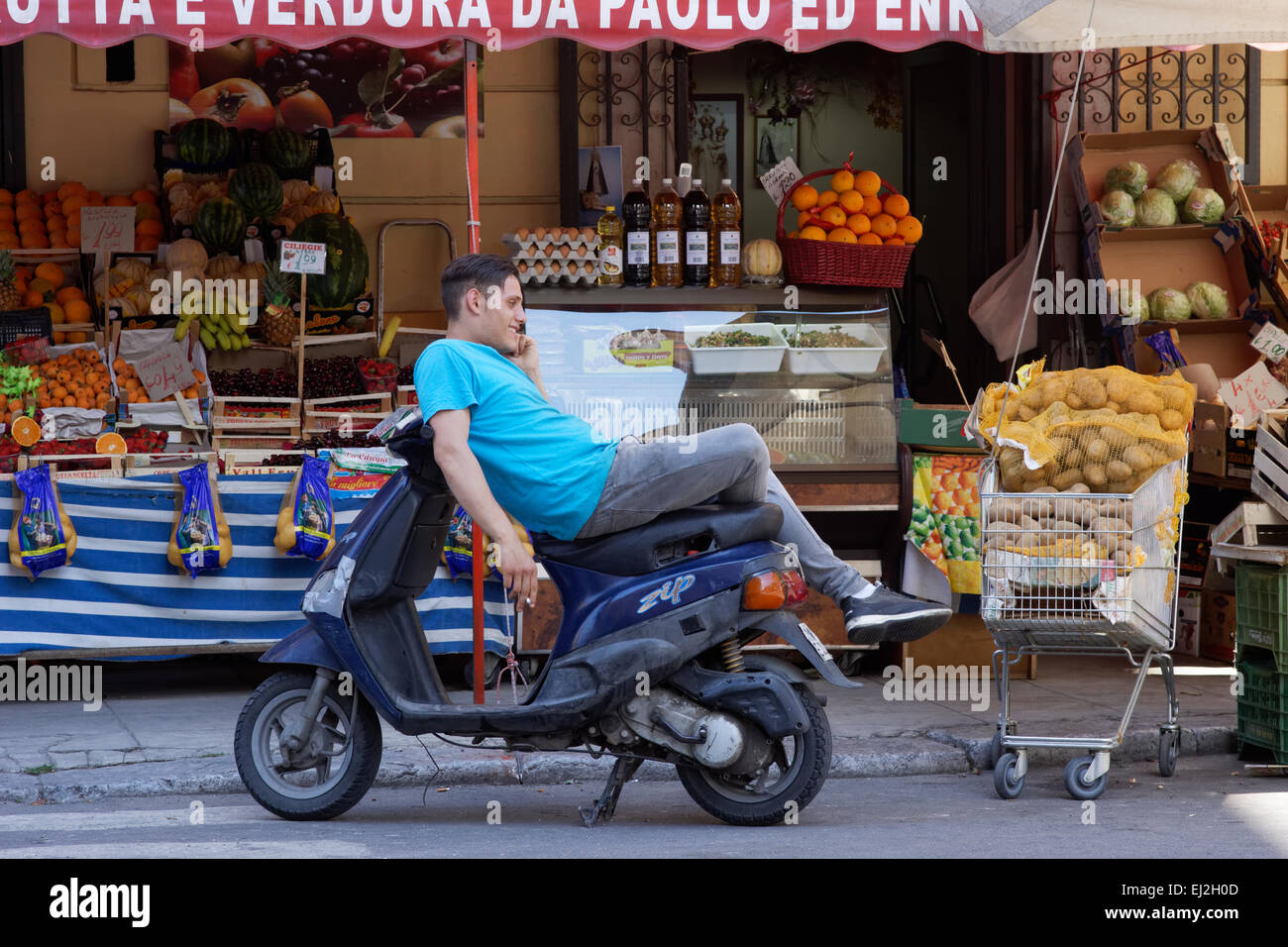 Proveedor de frutas tomando un descanso, Palermo, Sicilia. Foto de stock