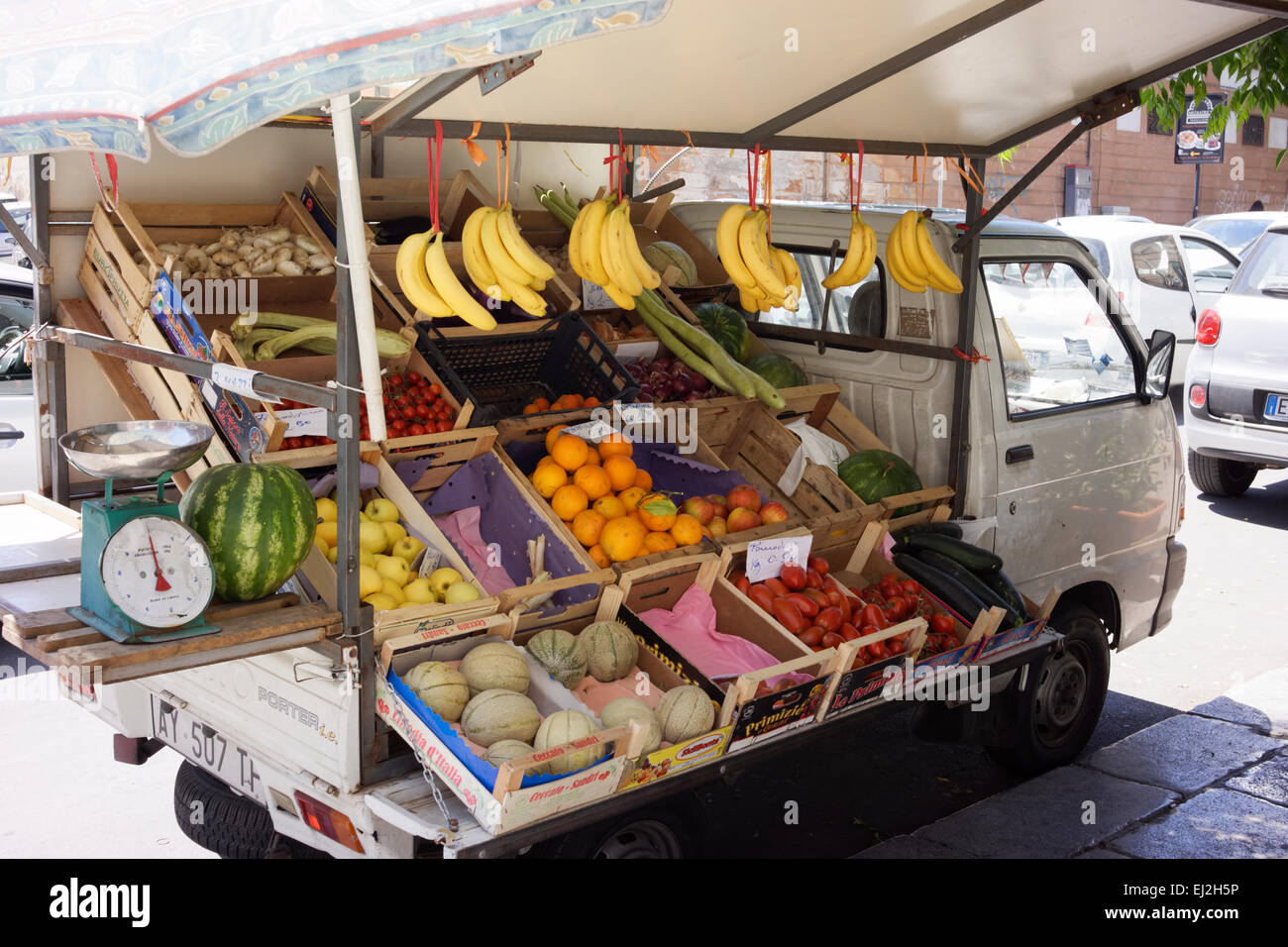 Carretilla de frutas en Palermo, Sicilia Fotografía de stock Alamy