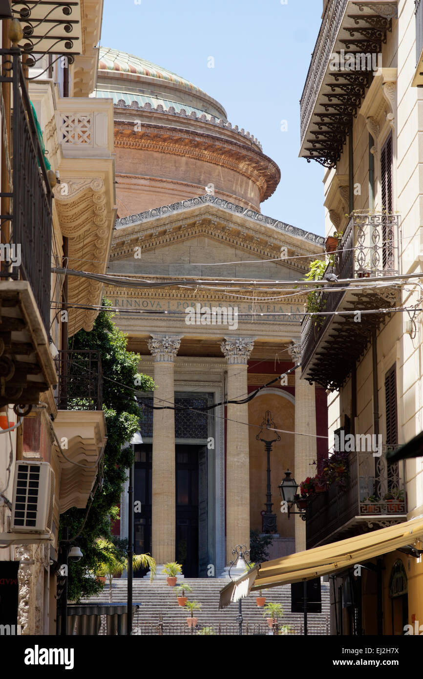 La ópera, el Teatro Massimo de Palermo, Sicilia. Foto de stock