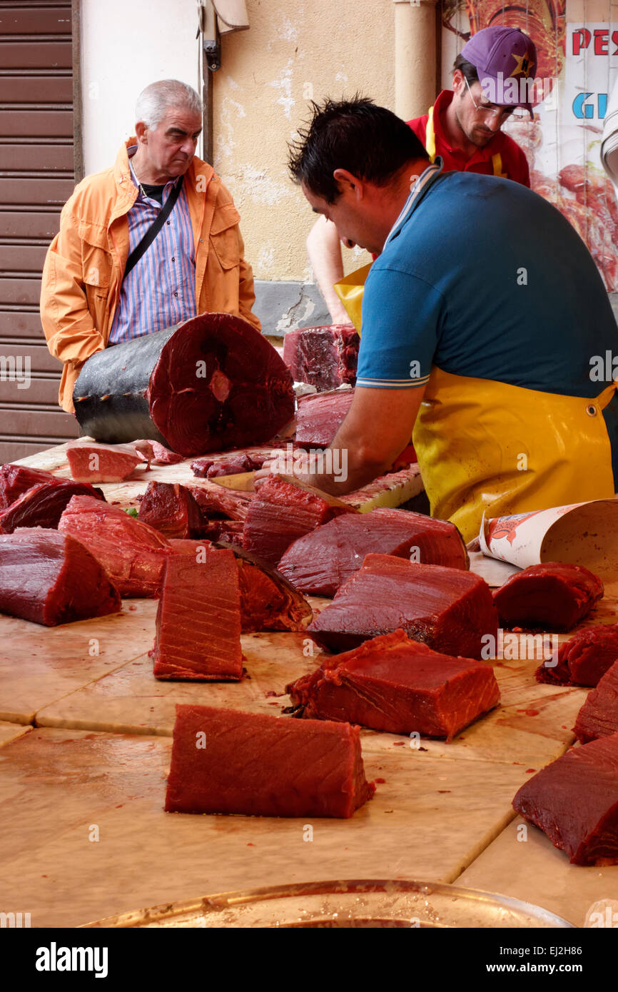 Mercado Ballaro en Palermo, Sicilia. El atún se cortan en venta Foto de stock