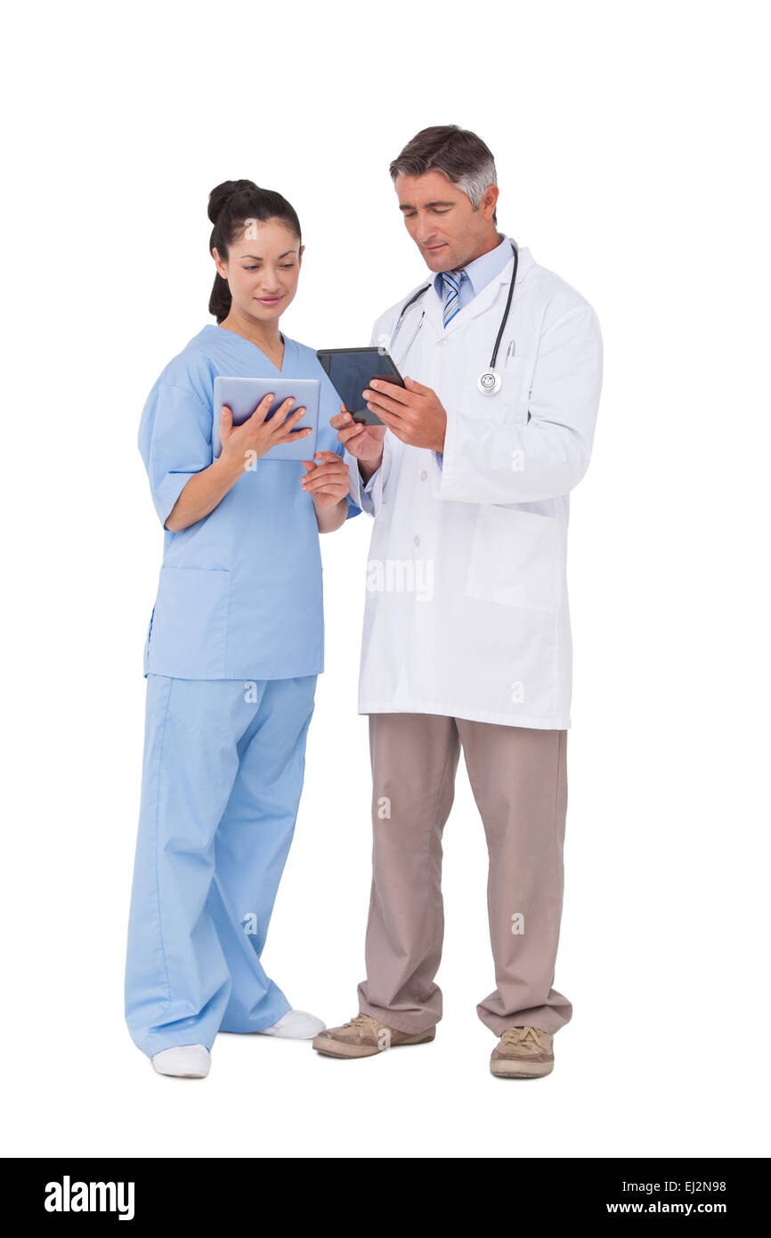 Un médico y una enfermera usando un tablet Foto de stock