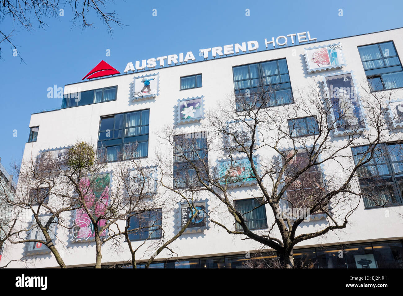 Austria Trend Hotel, Postova ulica, Bratislava en un soleado día de primavera Foto de stock