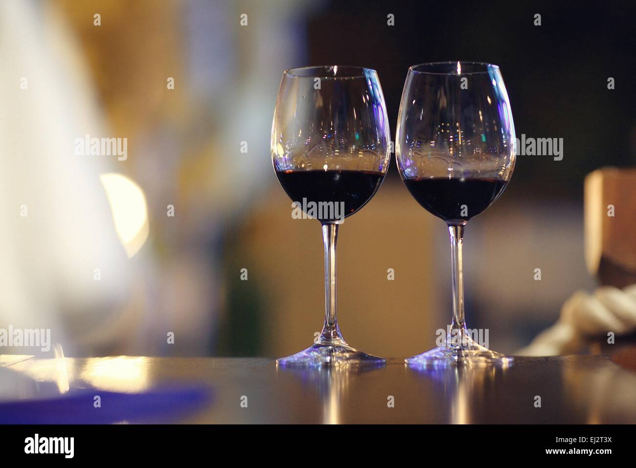 Copas de vino tinto en concepto de restaurante alcohol Foto de stock