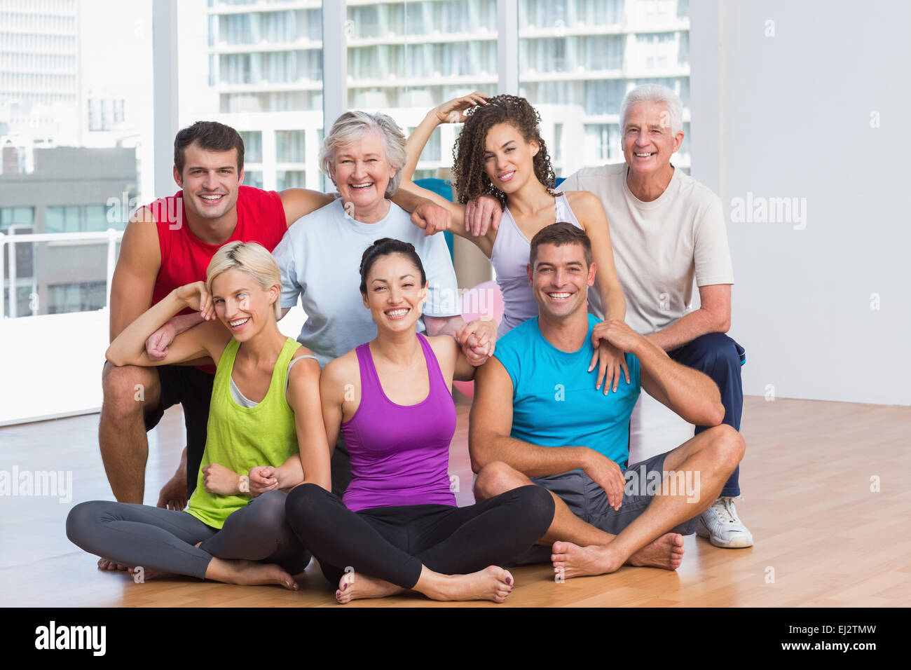 Foto Un grupo de personas viste ropa deportiva – Imagen Humano