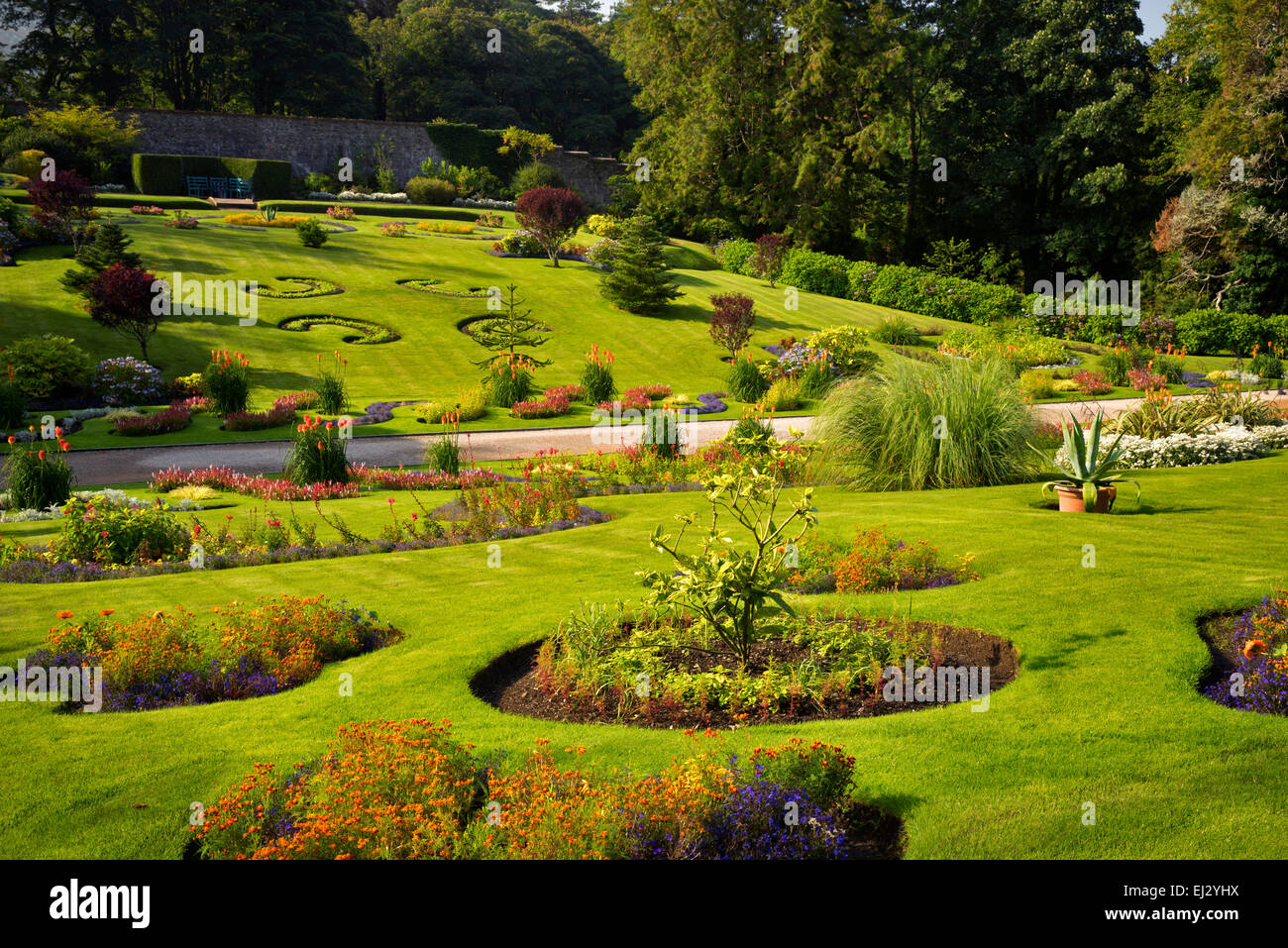 Jardín amurallado en la abadía de Kylemore. Región de Connemara, Irlanda Foto de stock