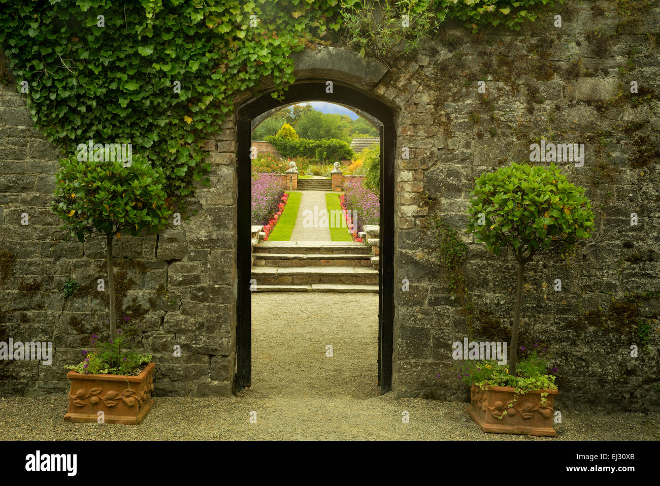 Entrada a los jardines en Dromoland Castle. Irlanda Foto de stock