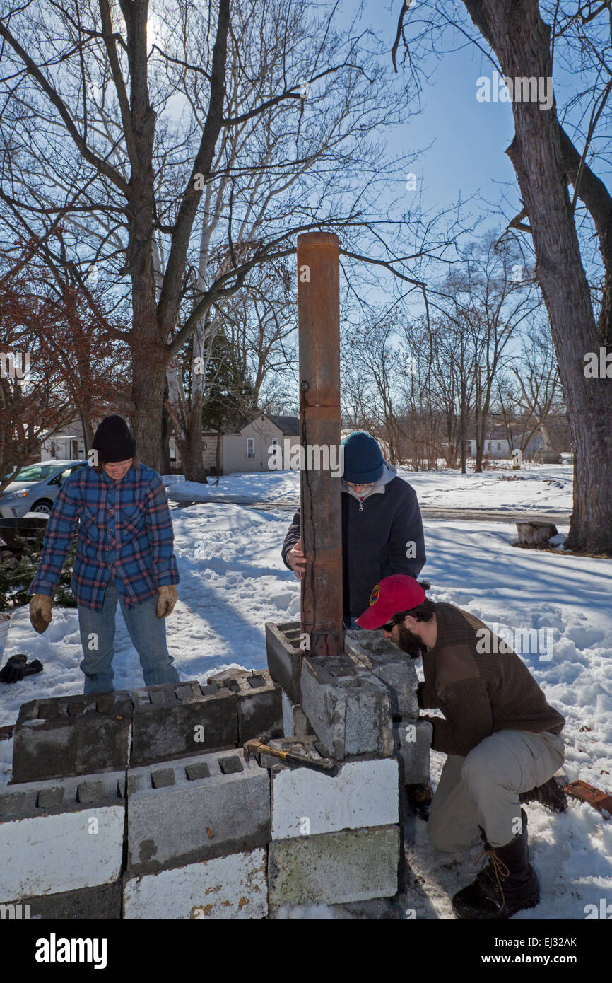 Detroit, Michigan - agricultores urbanos construir una piscina temporal estufa de leña para hervir la savia de los árboles de arce de azúcar para hacer el jarabe de arce. Foto de stock