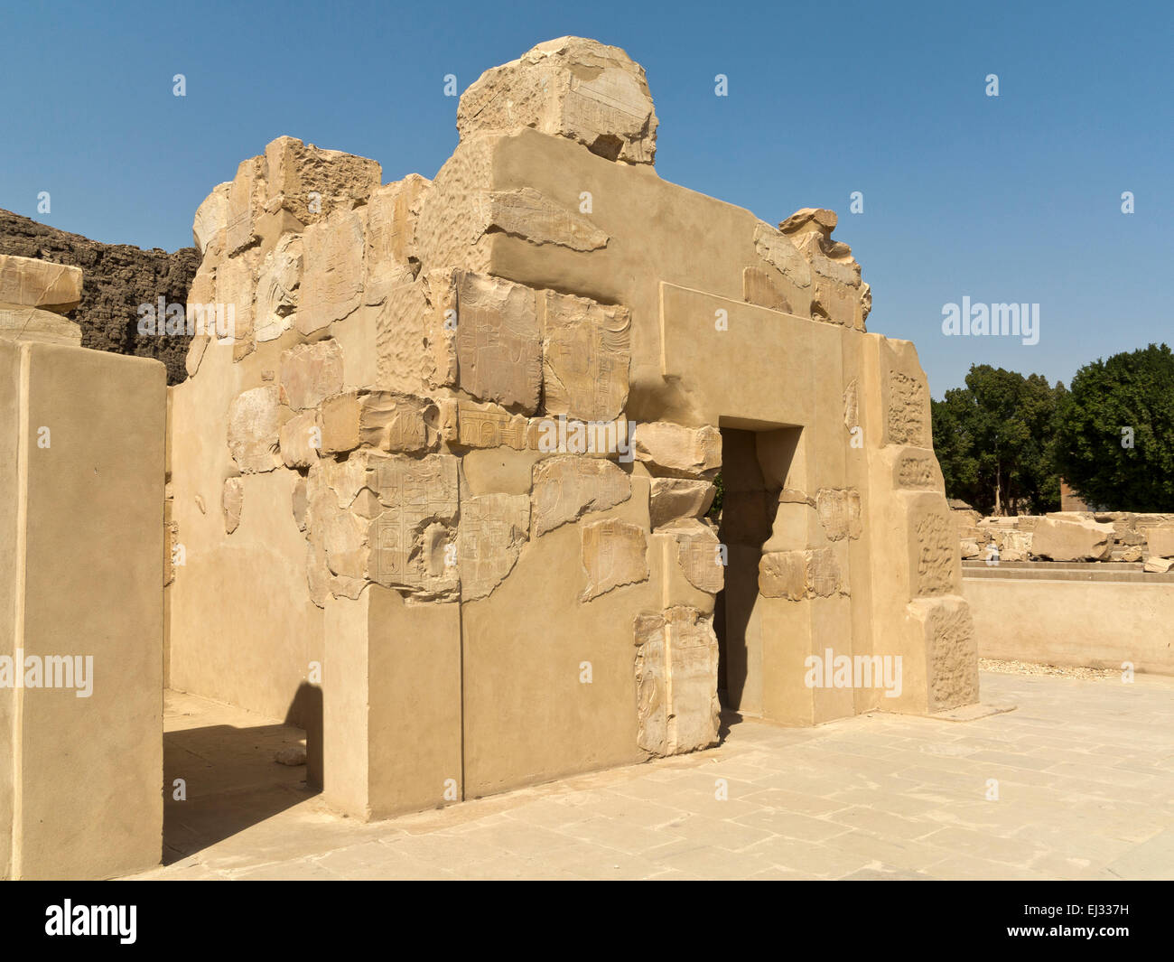 La reconstruida capilla blanca de la reina Hatshepsut en el museo al aire libre de Karnak Luxor Egipto Foto de stock