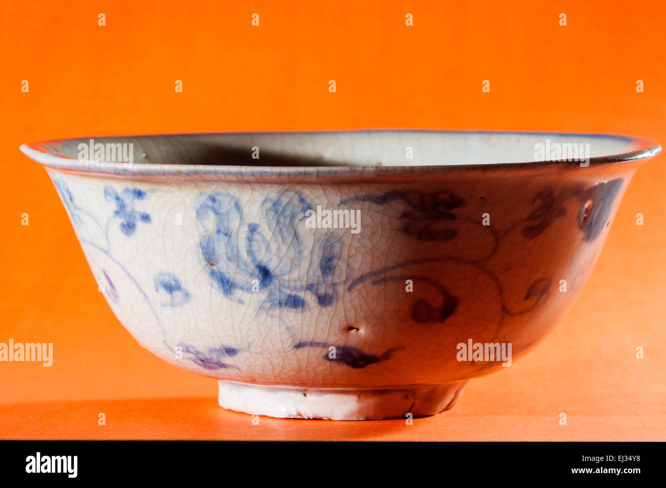 Antiguos cuencos de porcelana china fotografías e imágenes de alta  resolución - Alamy