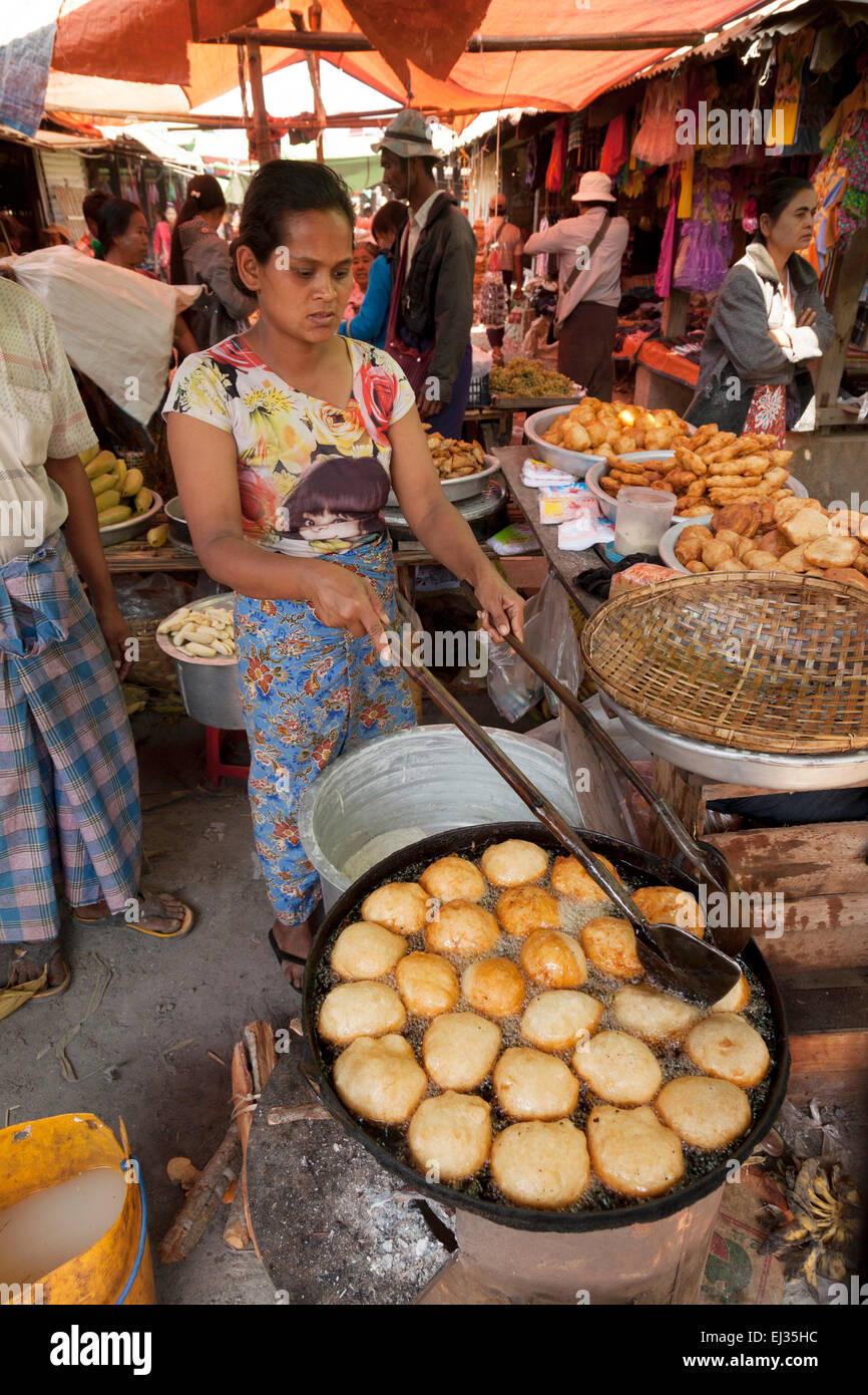 Una mujer birmana local la cocción de los alimentos en un mercado de aldea, Nam Pan village, Lago Inle, Myanmar ( Birmania ), Asia Foto de stock