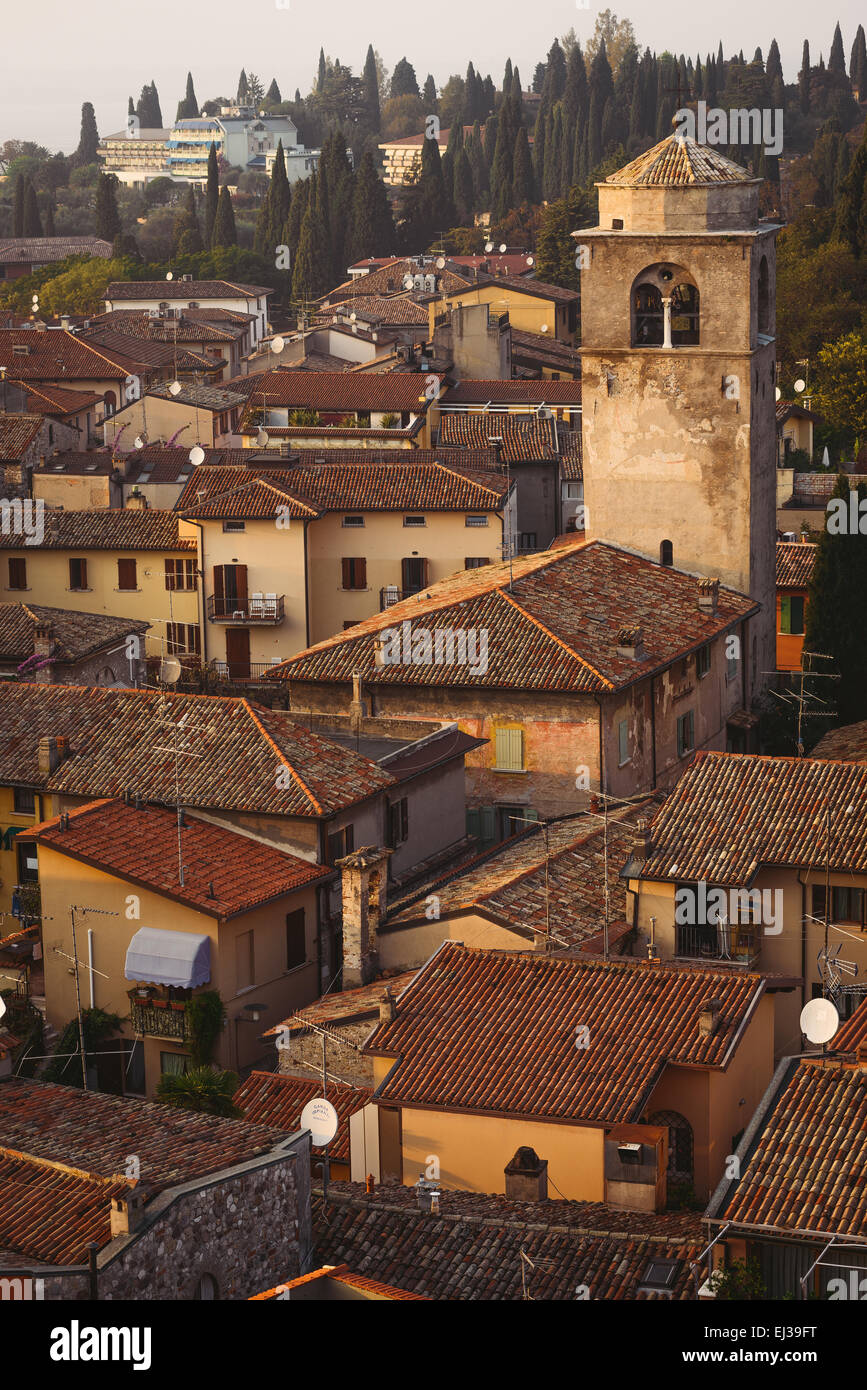 Centro histórico de Sirmione, Lago de Garda, Italia Foto de stock