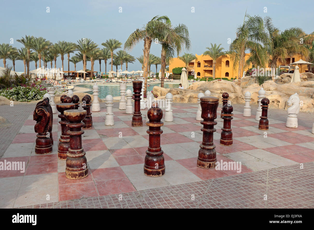 Juego de ajedrez de madera grande por la piscina del hotel en la Stalla Makadi Beach Hotel Hurghada Egipto Foto de stock