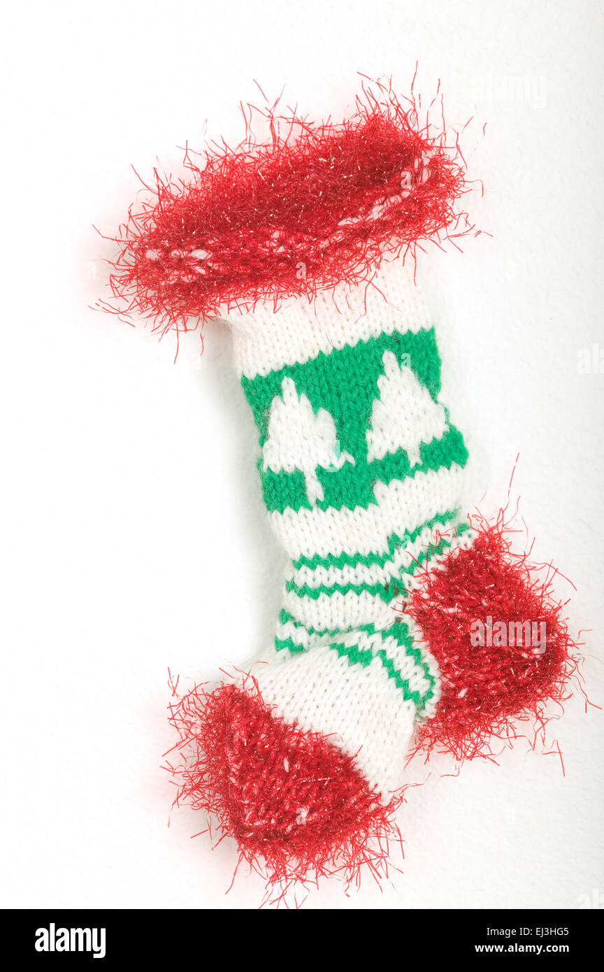 Calcetines de Navidad tejida con un árbol de Navidad y el rojo patrón fluffy trim Foto de stock
