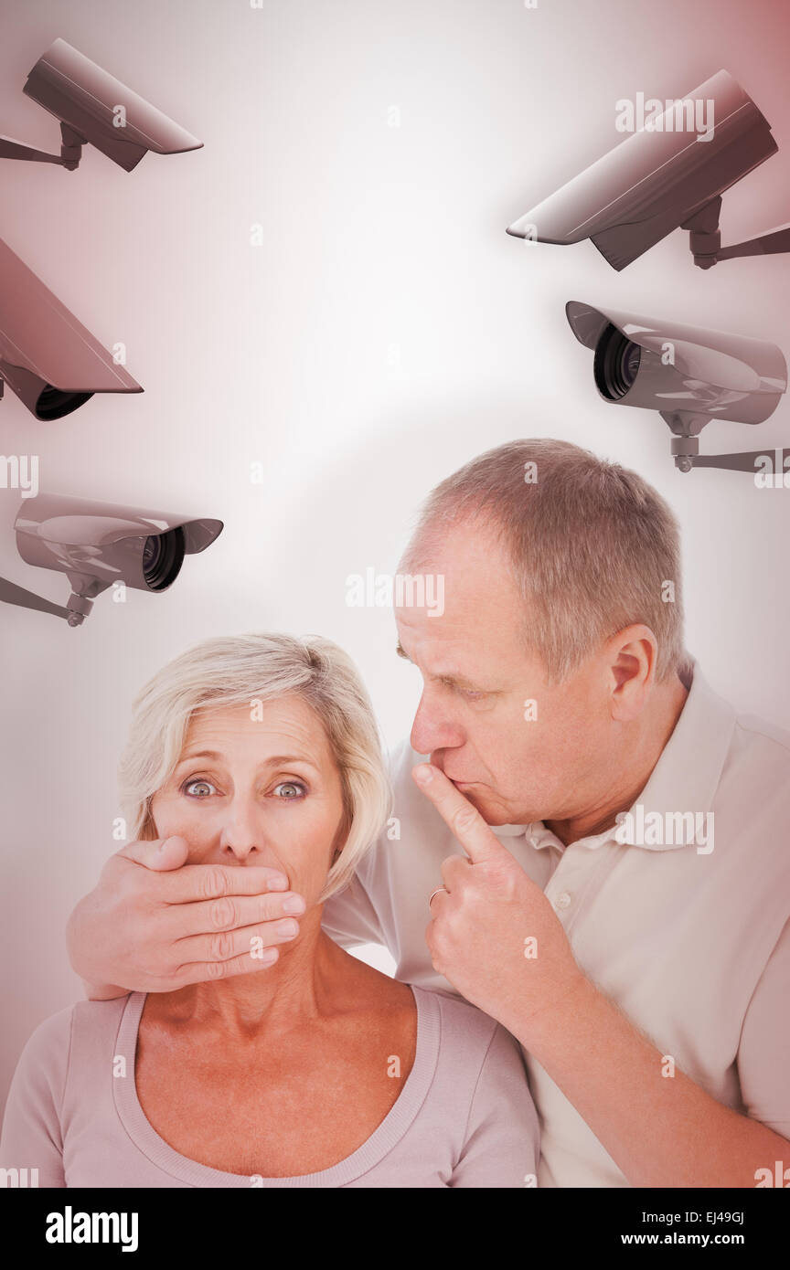 Imagen compuesta del hombre silenciar sus temerosos partner Foto de stock