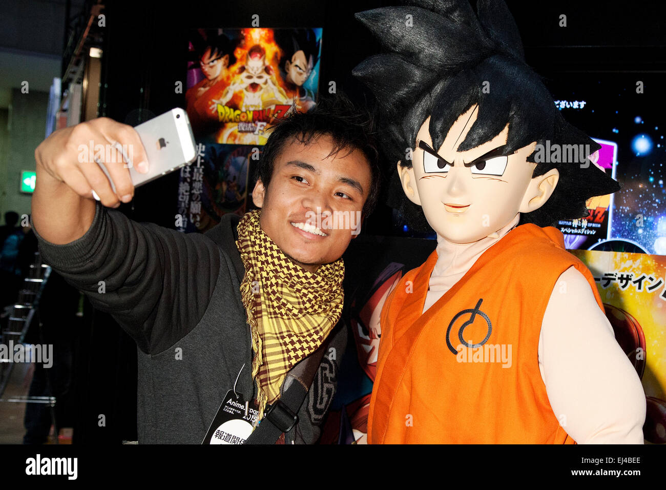 Tokio, Japón. 21 de marzo de 2015. Un visitante toma una foto con Goku (Son Goku), la protagonista de la serie de manga japonés Dragon Ball en el Anime Japón 2015 el Tokio, Japón. 21 de marzo de 2015. Un visitante toma una foto con Goku (Son Goku), la protagonista de la serie de manga japonés Dragon Ball en el Anime Japón 2015 el