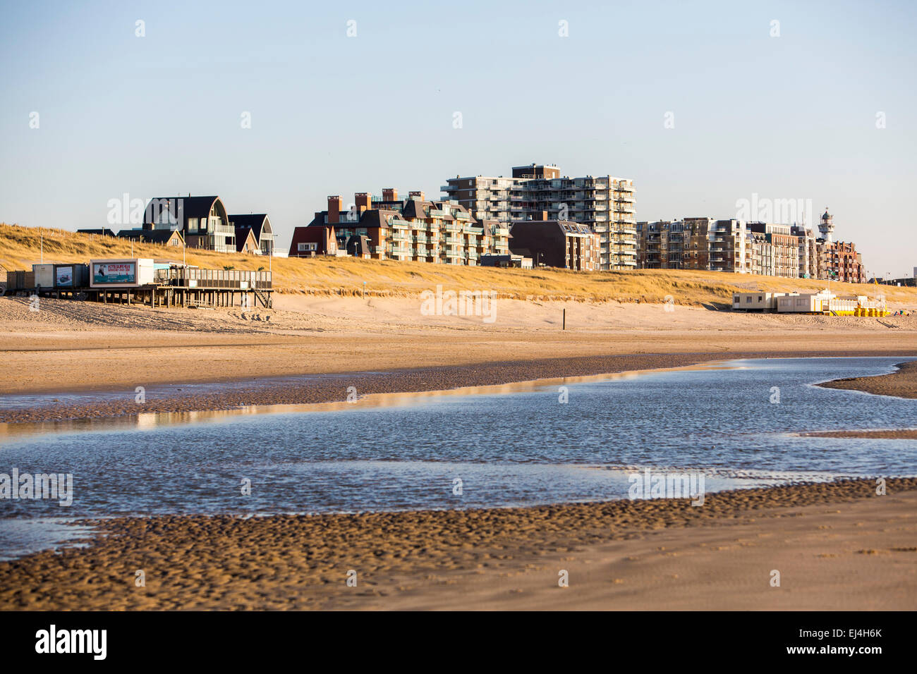 Egmond aan Zee, Holanda Septentrional, Holanda, costa del Mar del Norte, la playa, el horizonte Foto de stock